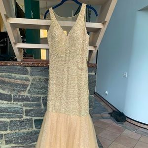 Full-length mermaid- style prom dress